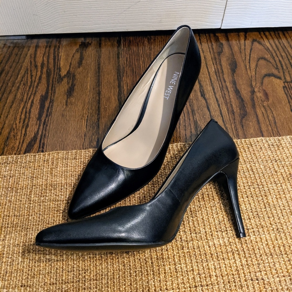 Nine West Black Leather Pointed Toe Pump